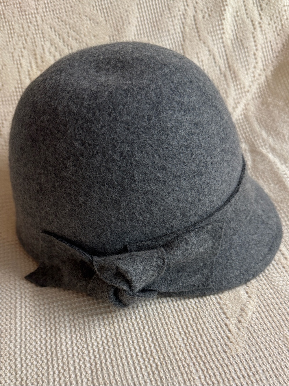100% Wool Retro D&Y Gray Felt Cloche Hat with Bow Accent